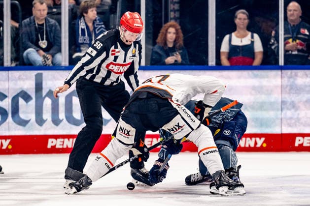 Linesperson Yannik Koziol fuehrt ein Bully Faceoff aus zwischen Matthew Wedman (Loewen Frankfurt, 67) und Lucas Thaler (EHC Red Bull Muenchen, 48) GER, EHC Red Bull Muenchen vs. Loewen Frankfurt Eishockey, DEL, Saison 2026 2027, 4. Spieltag, 27.09.2026. Foto: HMB Media Heike Feiner Copyright: HMBxMedia HeikexFeiner