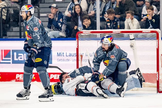 Hier wurde Matthew Wedman (Loewen Frankfurt, 67) von Trevor Carrick (EHC Red Bull Muenchen, 44) auf Antoine Bibeau (Torwart, EHC Red Bull Muenchen, 30) gedrueckt, links Lukas Klok (EHC Red Bull Muenchen, 03) GER, EHC Red Bull Muenchen vs. Loewen Frankfurt Eishockey, DEL, Saison 2026 2027, 4. Spieltag, 27.09.2026. Foto: HMB Media Heike Feiner Copyright: HMBxMedia HeikexFeiner