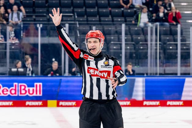 Hauptschiedsrichter Christopher Schadewaldt GER, EHC Red Bull Muenchen vs. Loewen Frankfurt Eishockey, DEL, Saison 2026 2027, 4. Spieltag, 27.09.2026. Foto: HMB Media Heike Feiner Copyright: HMBxMedia HeikexFeiner