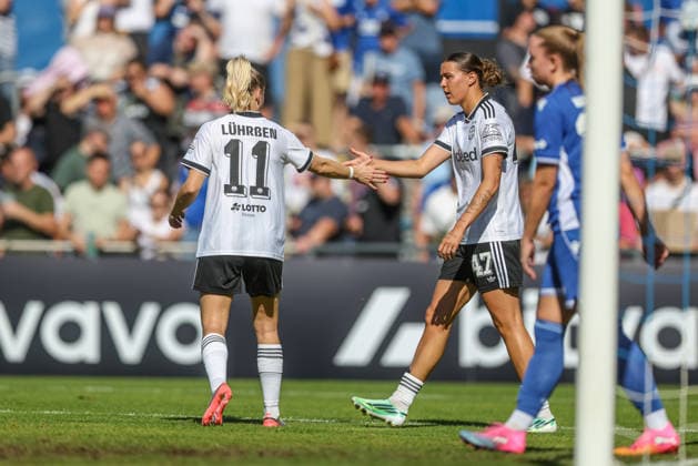 GER, Karlsruhe, Karlsruher SC vs Eintracht Frankfurt, SC, DFB Pokal der Frauen, Fussball, DFB, Spielzeit 2026 2027, Badenia Stadion, 1. Runde im Bild v.l.: Nina Lührsen (Eintracht Frankfurt Frauen 11) beglückwünscht Larissa Mühlhaus (Eintracht Frankfurt Frauen 47) zum Tor, Tor, Jubel und Freude, Emotionen DFB DFL REGULATIONS PROHIBIT ANY USE OF PHOTOGRAPHS AS IMAGE SEQUENCES AND OR QUASI-VIDEO, 27.09.2026 Copyright: HMBxMedia HendrikxHamelau