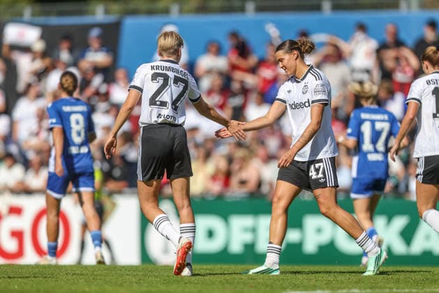 GER, Karlsruhe, Karlsruher SC vs Eintracht Frankfurt, SC, DFB Pokal der Frauen, Fussball, DFB, Spielzeit 2026 2027, Badenia Stadion, 1. Runde im Bild v.l.: Paulina Krumbiegel (Eintracht Frankfurt Frauen 27) und Larissa Mühlhaus (Eintracht Frankfurt Frauen 47), Tor, Jubel und Freude, Emotionen DFB DFL REGULATIONS PROHIBIT ANY USE OF PHOTOGRAPHS AS IMAGE SEQUENCES AND OR QUASI-VIDEO, 27.09.2026 Copyright: HMBxMedia HendrikxHamelau