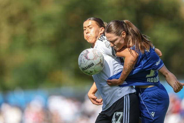 GER, Karlsruhe, Karlsruher SC vs Eintracht Frankfurt, SC, DFB Pokal der Frauen, Fussball, DFB, Spielzeit 2026 2027, Badenia Stadion, 1. Runde im Bild v.l.: Larissa Mühlhaus (Eintracht Frankfurt Frauen 47), Ann Sophie Braun (Karlsruher SC Frauen 16), Zweikampf um den Ball DFB DFL REGULATIONS PROHIBIT ANY USE OF PHOTOGRAPHS AS IMAGE SEQUENCES AND OR QUASI-VIDEO, 27.09.2026 Copyright: HMBxMedia HendrikxHamelau