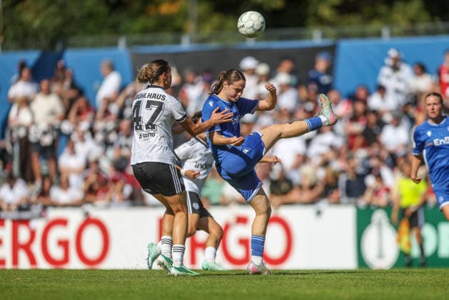 GER, Karlsruhe, Karlsruher SC vs Eintracht Frankfurt, SC, DFB Pokal der Frauen, Fussball, DFB, Spielzeit 2026 2027, Badenia Stadion, 1. Runde im Bild v.l.: Larissa Mühlhaus (Eintracht Frankfurt Frauen 47), Ann Sophie Braun (Karlsruher SC Frauen 16) DFB DFL REGULATIONS PROHIBIT ANY USE OF PHOTOGRAPHS AS IMAGE SEQUENCES AND OR QUASI-VIDEO, 27.09.2026 Copyright: HMBxMedia HendrikxHamelau