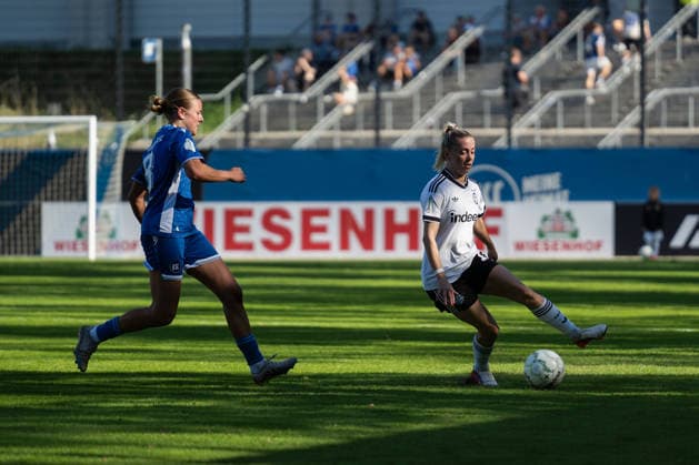 27.09.2026, xjyhynx, Fussball DFB Pokal Frauen 1.Runde, Karlsruher SC - Eintracht Frankfurt, v.l. Mathilda Dillmann (8, Karlsruher SC) gegen Nina Lührßen (11, Eintracht Frankfurt) Karlsruhe