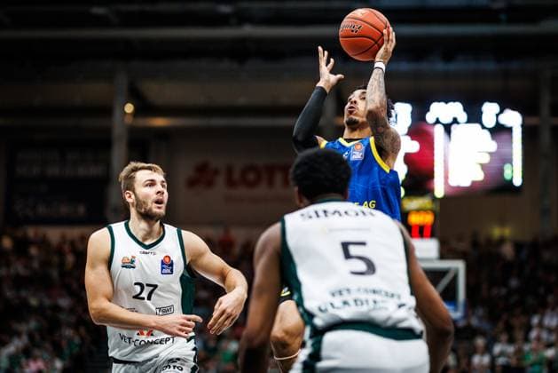 Terrence Edwards (Science City Jena) im Zweikampf mit Moritz Krimmer (Gladiators Trier) und Justin Simon (Gladiators Trier), Aktion Action Vet Concept Gladiators Trier vs Science City Jena, Basketball, easyCredit BBL, 2. Spieltag, Saison 2026 2027, 27.09.2026 Vet Concept Gladiators Trier vs Science City Jena, Basketball, easyCredit BBL, 2. Spieltag, Saison 2026 2027, 27.09.2026 Copyright: xEibnerxPressefotox EP_ANS