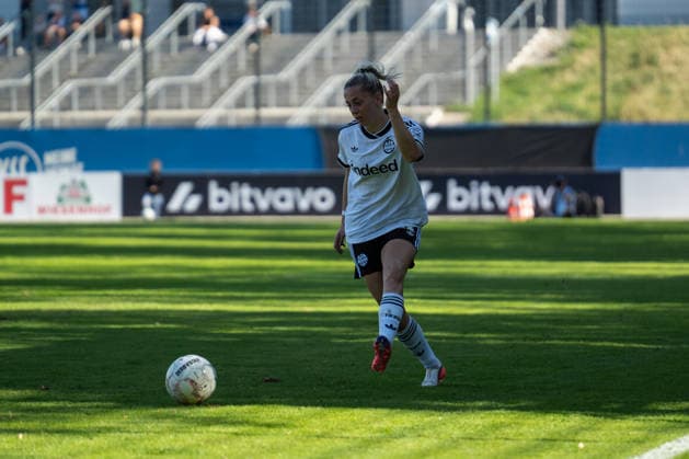 27.09.2026, xjyhynx, Fussball DFB Pokal Frauen 1.Runde, Karlsruher SC - Eintracht Frankfurt, v.l. Nina Lührßen (11, Eintracht Frankfurt) spielt einen Pass Karlsruhe