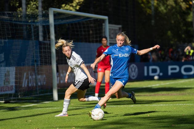 27.09.2026, xjyhynx, Fussball DFB Pokal Frauen 1.Runde, Karlsruher SC - Eintracht Frankfurt, v.l. Nina Lührßen (11, Eintracht Frankfurt) und Mia Rodach (17, Karlsruher SC) spielt einen Pass Karlsruhe