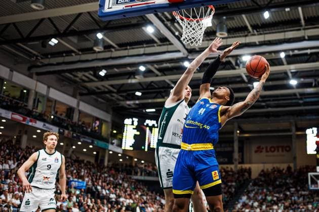 Ira Lee (Science City Jena) im Zweikampf mit Marten Linssen (Gladiators Trier), Aktion Action Vet Concept Gladiators Trier vs Science City Jena, Basketball, easyCredit BBL, 2. Spieltag, Saison 2026 2027, 27.09.2026 Vet Concept Gladiators Trier vs Science City Jena, Basketball, easyCredit BBL, 2. Spieltag, Saison 2026 2027, 27.09.2026 Copyright: xEibnerxPressefotox EP_ANS