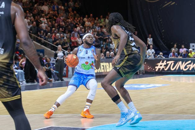27.09.2026, xgox, Basketball - easyCredit BBL, Basketball Loewen Braunschweig - Rostock Seawolves emspor, v.l. TJ Crockett Jr (Rostock, 0), Tajh Green (Braunschweig, 55) Zweikampf, Duell, Kampf, tackle Braunschweig