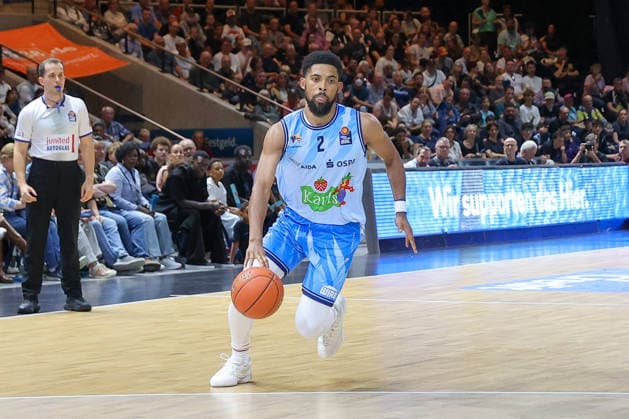 27.09.2026, xgox, Basketball - easyCredit BBL, Basketball Loewen Braunschweig - Rostock Seawolves emspor, v.l. Zach Copeland (Rostock, 2) m Ball, plays the ball Braunschweig