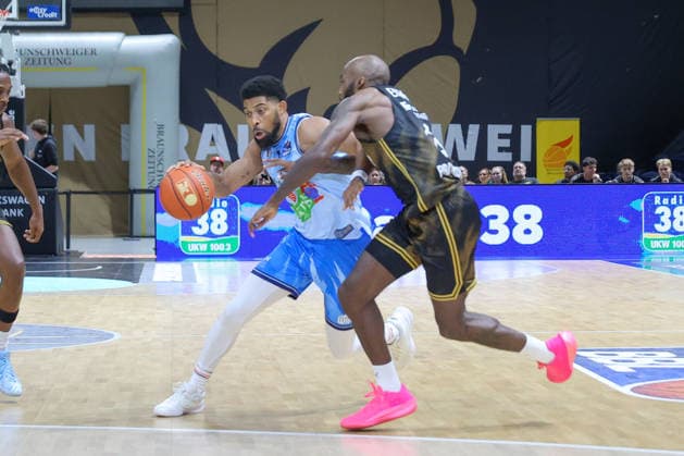 27.09.2026, xgox, Basketball - easyCredit BBL, Basketball Loewen Braunschweig - Rostock Seawolves emspor, v.l. Zach Copeland (Rostock, 2) am Ball, plays the ball Braunschweig