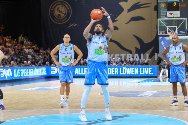 27.09.2026, xgox, Basketball - easyCredit BBL, Basketball Loewen Braunschweig - Rostock Seawolves emspor, v.l. Benjamin SchroÂ¶der (Braunschweig, 2) am Ball, plays the ball Braunschweig