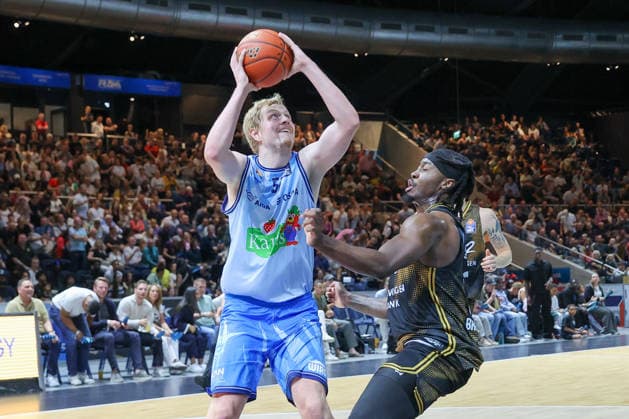 27.09.2026, xgox, Basketball - easyCredit BBL, Basketball Loewen Braunschweig - Rostock Seawolves emspor, v.l. Bent Leuchten (Rostock, 51) am Ball, plays the ball Braunschweig
