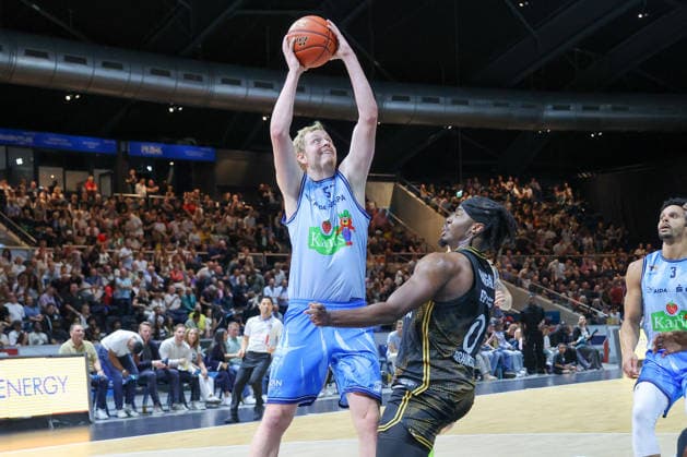 27.09.2026, xgox, Basketball - easyCredit BBL, Basketball Loewen Braunschweig - Rostock Seawolves emspor, v.l. Bent Leuchten (Rostock, 51), Zaba Bangala (Braunschweig, 0) Zweikampf, Duell, Kampf, tackle Braunschweig