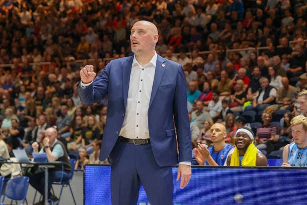 27.09.2026, xgox, Basketball - easyCredit BBL, Basketball Loewen Braunschweig - Rostock Seawolves emspor, v.l. Przemyslaw Frasunkiewicz (Rostock, Trainer) gibt Anweisungen, gestikuliert mit den Armen, gesticulate, gives instructions Braunschweig