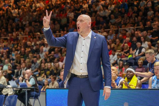 27.09.2026, xgox, Basketball - easyCredit BBL, Basketball Loewen Braunschweig - Rostock Seawolves emspor, v.l. Przemyslaw Frasunkiewicz (Rostock, Trainer) gibt Anweisungen, gestikuliert mit den Armen, gesticulate, gives instructions Braunschweig