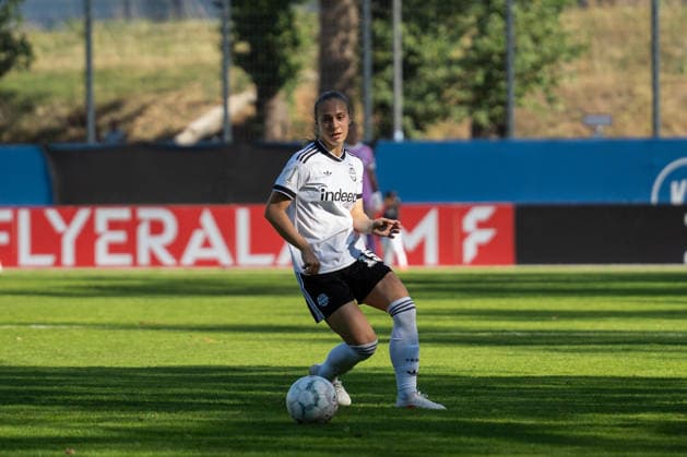 27.09.2026, xjyhynx, Fussball DFB Pokal Frauen 1.Runde, Karlsruher SC - Eintracht Frankfurt, v.l. Jamilla Rankin (15, Eintracht Frankfurt) spielt einen Pass Karlsruhe