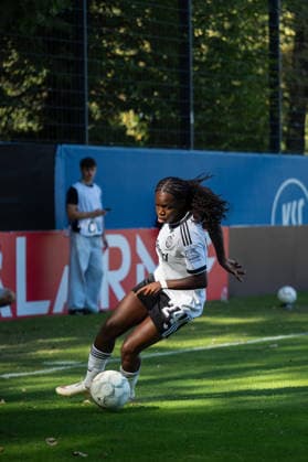 27.09.2026, xjyhynx, Fussball DFB Pokal Frauen 1.Runde, Karlsruher SC - Eintracht Frankfurt, v.l. Vivienne Lia (24, Eintracht Frankfurt) im Dribbling Karlsruhe