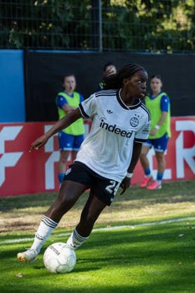 27.09.2026, xjyhynx, Fussball DFB Pokal Frauen 1.Runde, Karlsruher SC - Eintracht Frankfurt, v.l. Vivienne Lia (24, Eintracht Frankfurt) im Dribbling Karlsruhe