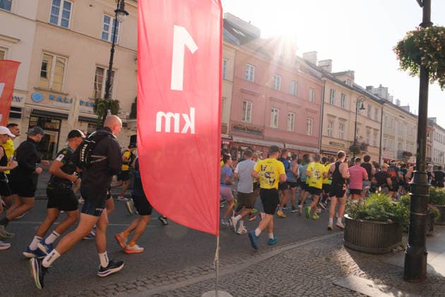 September 27, 2026, Warsaw, Masovian Voivodeship, Poland: Athletes run past the 1km mark during the 48th Warsaw Marathon. The race has been awarded the World Athletics Elite Label for the first time in its history and is part of the European Marathon Classics (EMC) series of races. Warsaw Marathon 2026  - ZUMAk204 20260927_zip_k204_010 Copyright: xRomanxKozielx