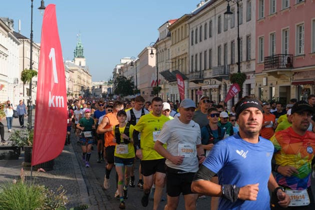 September 27, 2026, Warsaw, Masovian Voivodeship, Poland: Athletes run past the 1km mark during the 48th Warsaw Marathon. The race has been awarded the World Athletics Elite Label for the first time in its history and is part of the European Marathon Classics (EMC) series of races. Warsaw Marathon 2026  - ZUMAk204 20260927_zip_k204_011 Copyright: xRomanxKozielx