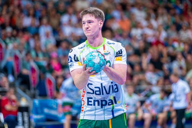 Oskar Neudeck (FRISCH AUF! Göppingen, Nr. 2) (v.l.), TSV Hannover-Burgdorf (blau) gegen FRISCH AUF! Göppingen (grün) am 6. Spieltag der Saison 2026 2027 in der Opel Handball-Bundesliga (27.09.2026, ZAG Arena (Hannover, GER), Copyright: xJanxGuentherx xTSVxHannover-Burgdorfx