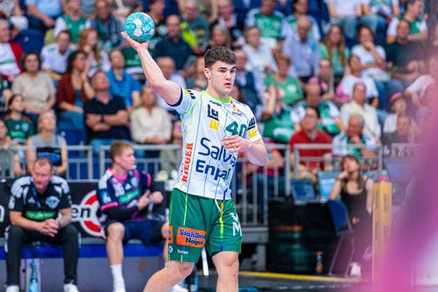 Elias Newel (FRISCH AUF! Göppingen, Nr. 40) (v.l.), TSV Hannover-Burgdorf (blau) gegen FRISCH AUF! Göppingen (grün) am 6. Spieltag der Saison 2026 2027 in der Opel Handball-Bundesliga (27.09.2026, ZAG Arena (Hannover, GER), Copyright: xJanxGuentherx xTSVxHannover-Burgdorfx