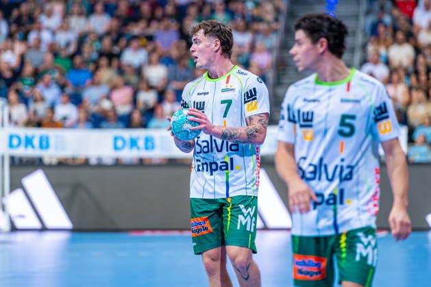 Victor Klöve (FRISCH AUF! Göppingen, Nr. 7) (v.l.), TSV Hannover-Burgdorf (blau) gegen FRISCH AUF! Göppingen (grün) am 6. Spieltag der Saison 2026 2027 in der Opel Handball-Bundesliga (27.09.2026, ZAG Arena (Hannover, GER), Copyright: xJanxGuentherx xTSVxHannover-Burgdorfx