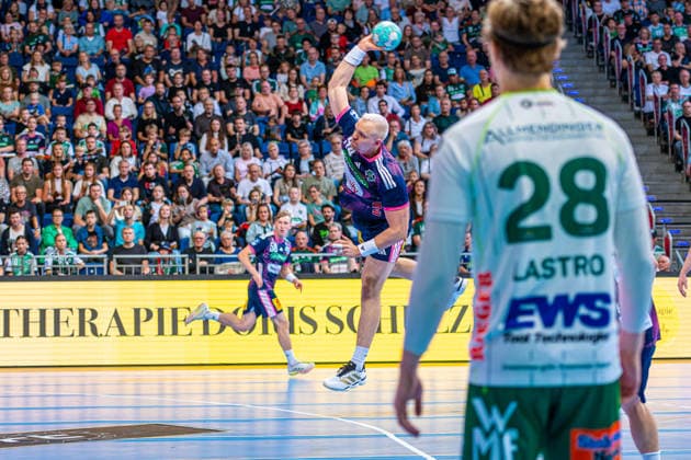 Justus Fischer (TSV Hannover-Burgdorf, Nr. 54) (v.l.), TSV Hannover-Burgdorf (blau) gegen FRISCH AUF! Göppingen (grün) am 6. Spieltag der Saison 2026 2027 in der Opel Handball-Bundesliga (27.09.2026, ZAG Arena (Hannover, GER), Copyright: xJanxGuentherx xTSVxHannover-Burgdorfx