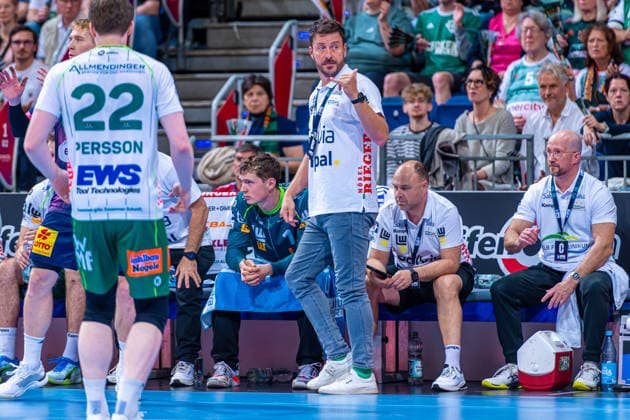 Ben Matschke (FRISCH AUF! Göppingen, Trainer) (v.l.), TSV Hannover-Burgdorf (blau) gegen FRISCH AUF! Göppingen (grün) am 6. Spieltag der Saison 2026 2027 in der Opel Handball-Bundesliga (27.09.2026, ZAG Arena (Hannover, GER), Copyright: xJanxGuentherx xTSVxHannover-Burgdorfx