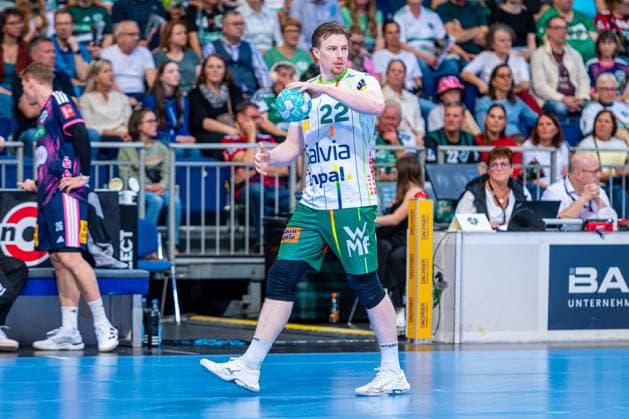 Erik Persson (FRISCH AUF! Göppingen, Nr. 22) (v.l.), TSV Hannover-Burgdorf (blau) gegen FRISCH AUF! Göppingen (grün) am 6. Spieltag der Saison 2026 2027 in der Opel Handball-Bundesliga (27.09.2026, ZAG Arena (Hannover, GER), Copyright: xJanxGuentherx xTSVxHannover-Burgdorfx