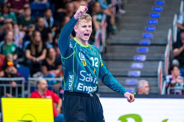 Kristian Saeveras (FRISCH AUF! Göppingen, Nr. 12) (v.l.), TSV Hannover-Burgdorf (blau) gegen FRISCH AUF! Göppingen (grün) am 6. Spieltag der Saison 2026 2027 in der Opel Handball-Bundesliga (27.09.2026, ZAG Arena (Hannover, GER), Copyright: xJanxGuentherx xTSVxHannover-Burgdorfx