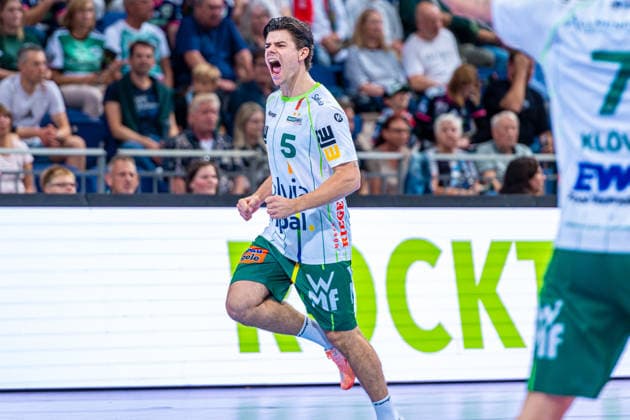Rutger ten Velde (FRISCH AUF! Göppingen, Nr. 5) (v.l.), TSV Hannover-Burgdorf (blau) gegen FRISCH AUF! Göppingen (grün) am 6. Spieltag der Saison 2026 2027 in der Opel Handball-Bundesliga (27.09.2026, ZAG Arena (Hannover, GER), Copyright: xJanxGuentherx xTSVxHannover-Burgdorfx