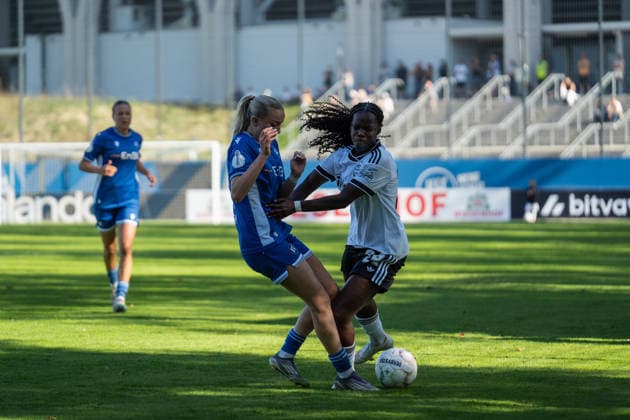 27.09.2026, xjyhynx, Fussball DFB Pokal Frauen 1.Runde, Karlsruher SC - Eintracht Frankfurt, v.l. Neele Beck (7, Karlsruher SC) im Zweikampf mit Vivienne Lia (24, Eintracht Frankfurt) Karlsruhe