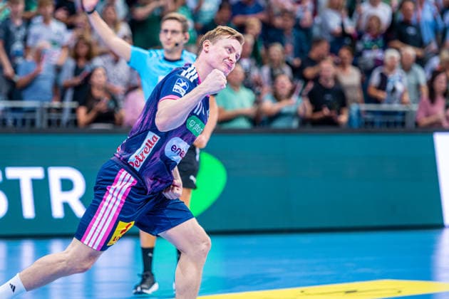 August Pedersen (TSV Hannover-Burgdorf, Nr. 17) (v.l.), TSV Hannover-Burgdorf (blau) gegen FRISCH AUF! Göppingen (grün) am 6. Spieltag der Saison 2026 2027 in der Opel Handball-Bundesliga (27.09.2026, ZAG Arena (Hannover, GER), Copyright: xJanxGuentherx xTSVxHannover-Burgdorfx