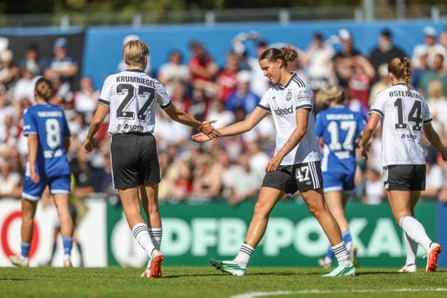 GER, Karlsruhe, Karlsruher SC vs Eintracht Frankfurt, SC, DFB Pokal der Frauen, Fussball, DFB, Spielzeit 2026 2027, Badenia Stadion, 1. Runde im Bild v.l.: Paulina Krumbiegel (Eintracht Frankfurt Frauen 27), Larissa Mühlhaus (Eintracht Frankfurt Frauen 47), Tor, Jubel und Freude, Emotionen DFB DFL REGULATIONS PROHIBIT ANY USE OF PHOTOGRAPHS AS IMAGE SEQUENCES AND OR QUASI-VIDEO, 27.09.2026 Copyright: HMBxMedia HendrikxHamelau