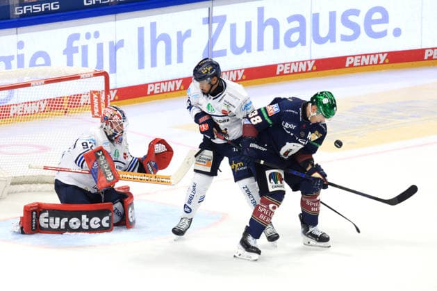 27.09.2026, GER ,DEU, Deutschland, Yannick Veilleux ( Eisbaeren Berlin 38 ), Andreas Jenike (Iserlohn Roosters 92), Jake Virtanen (Iserlohn Roosters 19) nordphoto GmbH Engler Berlin Uber-Arena Berlin Deutschland Copyright: xNordphotox xEnglerx