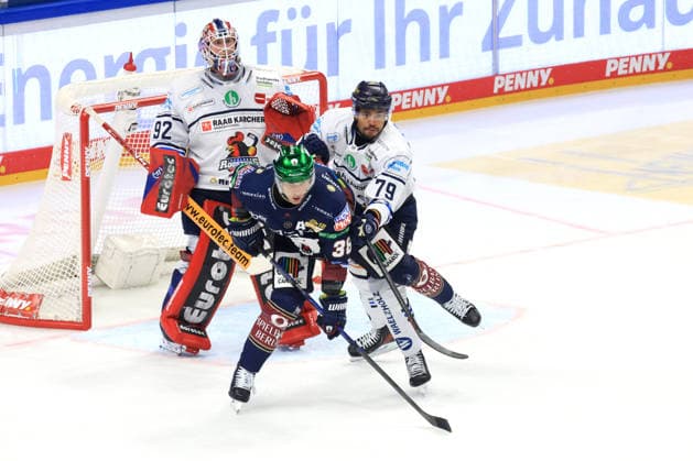27.09.2026, GER ,DEU, Deutschland, Yannick Veilleux ( Eisbaeren Berlin 38 ), Colin Ugbekile (Iserlohn Roosters 79), Andreas Jenike (Iserlohn Roosters 92) nordphoto GmbH Engler Berlin Uber-Arena Berlin Deutschland Copyright: xNordphotox xEnglerx