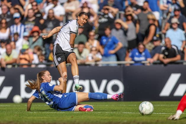 GER, Karlsruhe, Karlsruher SC vs Eintracht Frankfurt, SC, DFB Pokal der Frauen, Fussball, DFB, Spielzeit 2026 2027, Badenia Stadion, 1. Runde im Bild v.l.: Lisa Drexler (Karlsruher SC Frauen 27), Larissa Mühlhaus (Eintracht Frankfurt Frauen 47), Torschuss DFB DFL REGULATIONS PROHIBIT ANY USE OF PHOTOGRAPHS AS IMAGE SEQUENCES AND OR QUASI-VIDEO, 27.09.2026 Copyright: HMBxMedia HendrikxHamelau