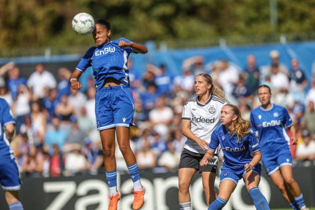 GER, Karlsruhe, Karlsruher SC vs Eintracht Frankfurt, SC, DFB Pokal der Frauen, Fussball, DFB, Spielzeit 2026 2027, Badenia Stadion, 1. Runde im Bild v.l.: Cora Obenson (Karlsruher SC Frauen 20), Danique Tolhoek (Eintracht Frankfurt Frauen 22) DFB DFL REGULATIONS PROHIBIT ANY USE OF PHOTOGRAPHS AS IMAGE SEQUENCES AND OR QUASI-VIDEO, 27.09.2026 Copyright: HMBxMedia HendrikxHamelau