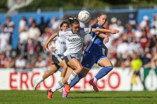 GER, Karlsruhe, Karlsruher SC vs Eintracht Frankfurt, SC, DFB Pokal der Frauen, Fussball, DFB, Spielzeit 2026 2027, Badenia Stadion, 1. Runde im Bild v.l.: Hayley Raso (Eintracht Frankfurt Frauen 16), Lisa Drexler (Karlsruher SC Frauen 27) DFB DFL REGULATIONS PROHIBIT ANY USE OF PHOTOGRAPHS AS IMAGE SEQUENCES AND OR QUASI-VIDEO, 27.09.2026 Copyright: HMBxMedia HendrikxHamelau