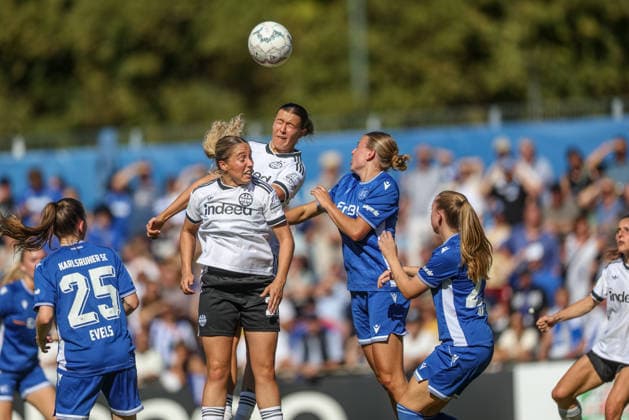 GER, Karlsruhe, Karlsruher SC vs Eintracht Frankfurt, SC, DFB Pokal der Frauen, Fussball, DFB, Spielzeit 2026 2027, Badenia Stadion, 1. Runde im Bild v.l.: Emily Evels (Karlsruher SC Frauen 25), Danique Tolhoek (Eintracht Frankfurt Frauen 22), Larissa Mühlhaus (Eintracht Frankfurt Frauen 47) DFB DFL REGULATIONS PROHIBIT ANY USE OF PHOTOGRAPHS AS IMAGE SEQUENCES AND OR QUASI-VIDEO, 27.09.2026 Copyright: HMBxMedia HendrikxHamelau