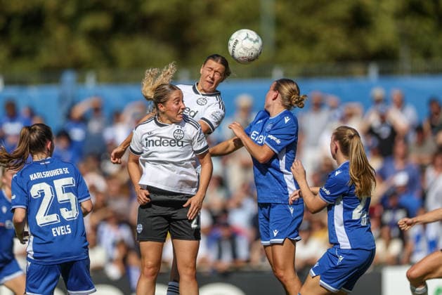 GER, Karlsruhe, Karlsruher SC vs Eintracht Frankfurt, SC, DFB Pokal der Frauen, Fussball, DFB, Spielzeit 2026 2027, Badenia Stadion, 1. Runde im Bild v.l.: Emily Evels (Karlsruher SC Frauen 25), Danique Tolhoek (Eintracht Frankfurt Frauen 22), Larissa Mühlhaus (Eintracht Frankfurt Frauen 47) DFB DFL REGULATIONS PROHIBIT ANY USE OF PHOTOGRAPHS AS IMAGE SEQUENCES AND OR QUASI-VIDEO, 27.09.2026 Copyright: HMBxMedia HendrikxHamelau