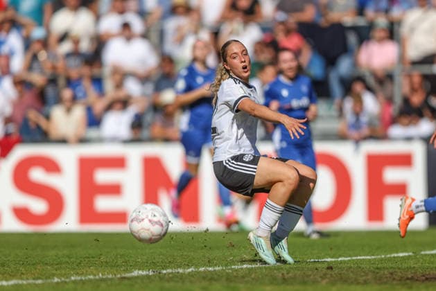 GER, Karlsruhe, Karlsruher SC vs Eintracht Frankfurt, SC, DFB Pokal der Frauen, Fussball, DFB, Spielzeit 2026 2027, Badenia Stadion, 1. Runde im Bild: Danique Tolhoek (Eintracht Frankfurt Frauen 22), verpasst Torchance DFB DFL REGULATIONS PROHIBIT ANY USE OF PHOTOGRAPHS AS IMAGE SEQUENCES AND OR QUASI-VIDEO, 27.09.2026 Copyright: HMBxMedia HendrikxHamelau