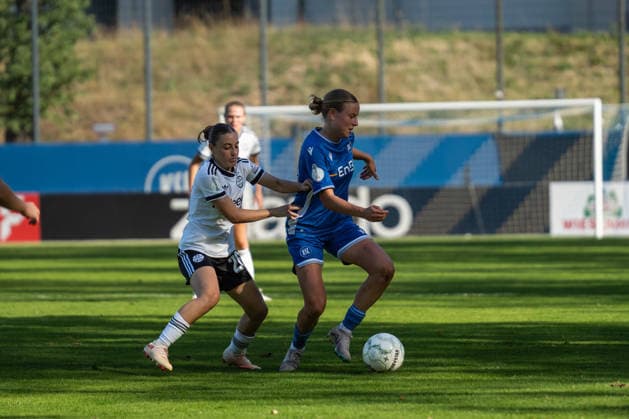 27.09.2026, xjyhynx, Fussball DFB Pokal Frauen 1.Runde, Karlsruher SC - Eintracht Frankfurt, v.l. Ainhoa Alguacil (26, Eintracht Frankfurt)im Zweikampf mit Mathilda Dillmann (8, Karlsruher SC) Karlsruhe