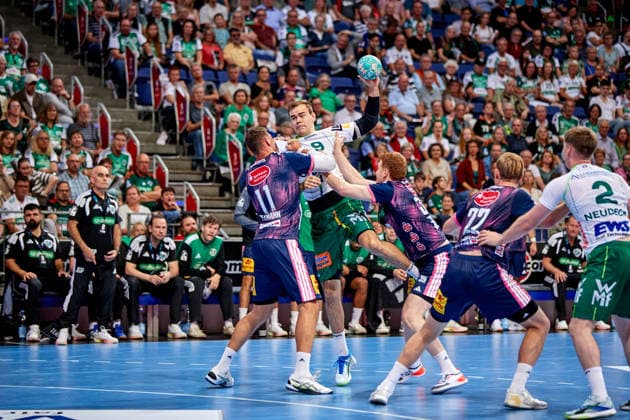 Max Beneke (FRISCH AUF Goeppingen 9) wird aufgehalten im Wurf von Sebastian Heymann (TSV Hannover-Burgdorf DIE RECKEN 11) TSV Hannover-Burgdorf - vs. FRISCH AUF Goeppingen, Handball Bundesliga, HBL, Saison 2026 2027 27.09.2026 -Pressefoto Jan-Frederic Helbig TSV Hannover-Burgdorf - vs. FRISCH AUF Goeppingen, Handball Bundesliga, HBL, ZAG Arena, Opel Handball-Bundesliga, Saison 2026 2027, 27.09.2026 Hannover Copyright: xEibner-Pressefoto Jan-FredericxHx EP_JHG