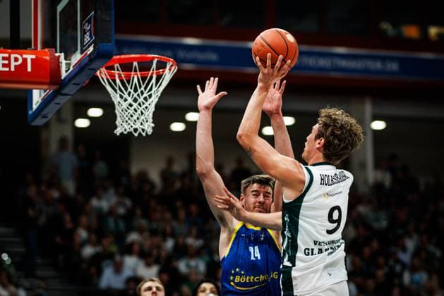 Marco Hollersbacher (Gladiators Trier) im Zweikampf mit Tanner Stuckman (Science City Jena), Aktion Action Vet Concept Gladiators Trier vs Science City Jena, Basketball, easyCredit BBL, 2. Spieltag, Saison 2026 2027, 27.09.2026 Vet Concept Gladiators Trier vs Science City Jena, Basketball, easyCredit BBL, 2. Spieltag, Saison 2026 2027, 27.09.2026 Copyright: xEibnerxPressefotox EP_ANS