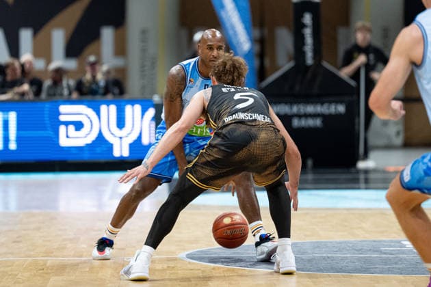 DeAndre Lansdowne (Nr. 9 Rostock Seawolves) gegen Luca Joe Ewelt (Nr. 9 Basketball Loewen Braunschweig) GER, Basketball Loewen Braunschweig gegen Rostock Seawolves, Basketball, easyCredit BBL, Woche 3, Spielzeit 2026 27, 27.09.2026 GER, Basketball Loewen Braunschweig gegen Rostock Seawolves, Basketball, easyCredit BBL, Woche 3, Spielzeit 2026 27, 27.09.2026 Braunschweig Copyright: xEibner-Pressefoto DanielxREINELTx EP_DRT