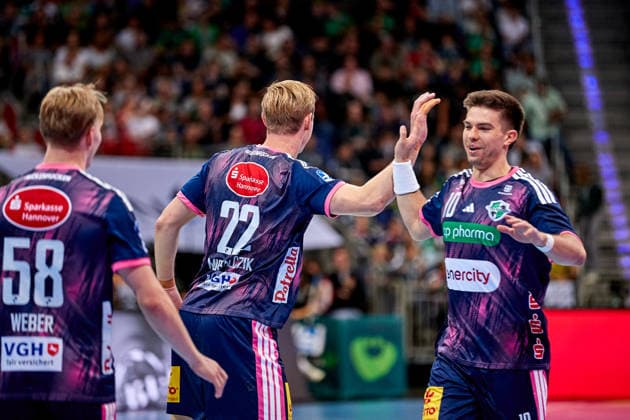 Marian Michalczik (TSV Hannover-Burgdorf DIE RECKEN 22) abklatschen TSV Hannover-Burgdorf - vs. FRISCH AUF Goeppingen, Handball Bundesliga, HBL, Saison 2026 2027 27.09.2026 -Pressefoto Jan-Frederic Helbig TSV Hannover-Burgdorf - vs. FRISCH AUF Goeppingen, Handball Bundesliga, HBL, ZAG Arena, Opel Handball-Bundesliga, Saison 2026 2027, 27.09.2026 Hannover Copyright: xEibner-Pressefoto Jan-FredericxHx EP_JHG