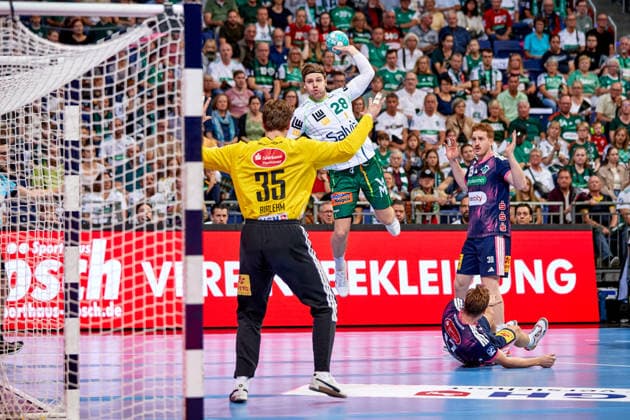 Franko Lastro (FRISCH AUF Goeppingen 28) wurf auf das Tor von Joel Birlehm (TSV Hannover-Burgdorf DIE RECKEN 35) TSV Hannover-Burgdorf - vs. FRISCH AUF Goeppingen, Handball Bundesliga, HBL, Saison 2026 2027 27.09.2026 -Pressefoto Jan-Frederic Helbig TSV Hannover-Burgdorf - vs. FRISCH AUF Goeppingen, Handball Bundesliga, HBL, ZAG Arena, Opel Handball-Bundesliga, Saison 2026 2027, 27.09.2026 Hannover Copyright: xEibner-Pressefoto Jan-FredericxHx EP_JHG